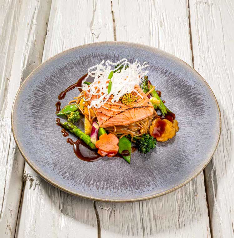 Miso Lachs mit Teriyakisauce und sautiertes Gemüse - Helios Kochbuch
